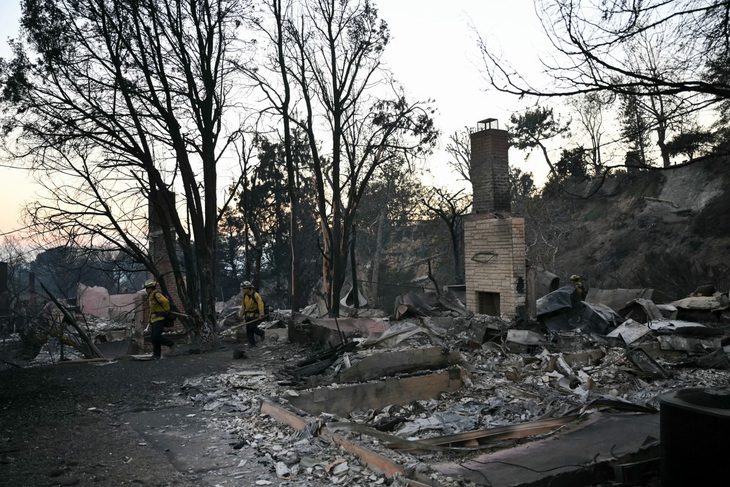 afp2025011136tg9zev1previewusweatherfire-1-1736563087677792931115 Bang California điều tra nguyên nhân thiếu nước cứu hỏa - Ảnh 1.