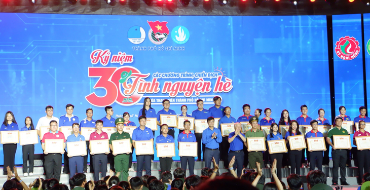 30 năm kết nối triệu trái tim chung nhịp đập tình nguyện - Ảnh 5. Khen thưởng cho các tập thể, cá nhân nhiều thành tích nổi bật trong hành trình 30 năm qua - Ảnh: K.ANH