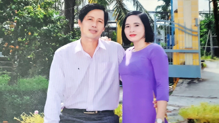 30 năm Mùa hè xanh - hành trình khát khao cống hiến - Kỳ 4: Sợi hồng xe duyên Mùa hè xanh - Ảnh 1. Anh Mai Văn Đến và chị Bùi Thị Thúy Bắc đã nên duyên từ Mùa hè xanh - Ảnh: Công Triệu chụp lại