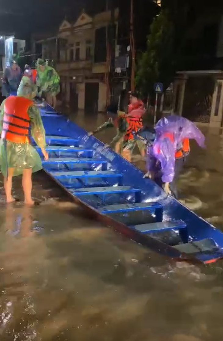 h1-1725981941871769020629 Bà con chùa Hương chèo đò, đẩy đò thâu đêm gửi yêu thương đến người dân vùng lũ - Ảnh 1.