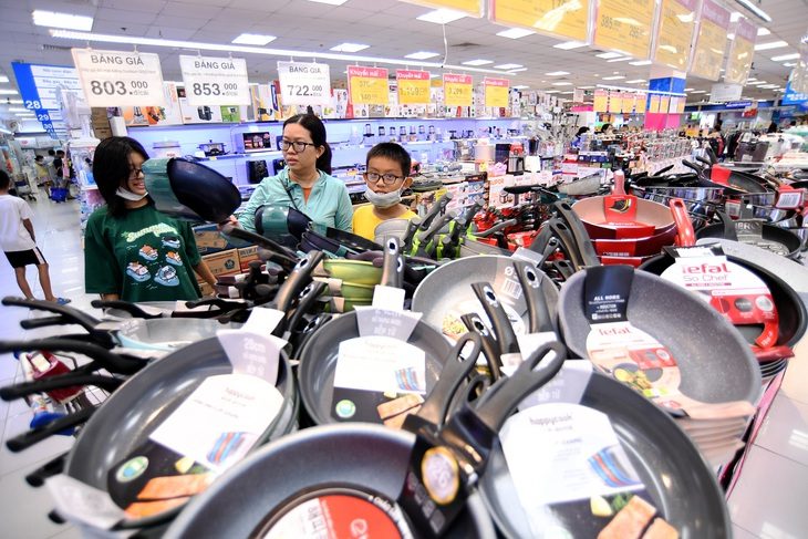 Người dân mua sắm trong siêu thị tại TP Thủ Đức, TP.HCM - Ảnh: QUANG ĐỊNH Người dân mua sắm trong siêu thị tại TP Thủ Đức, TP.HCM - Ảnh: QUANG ĐỊNH